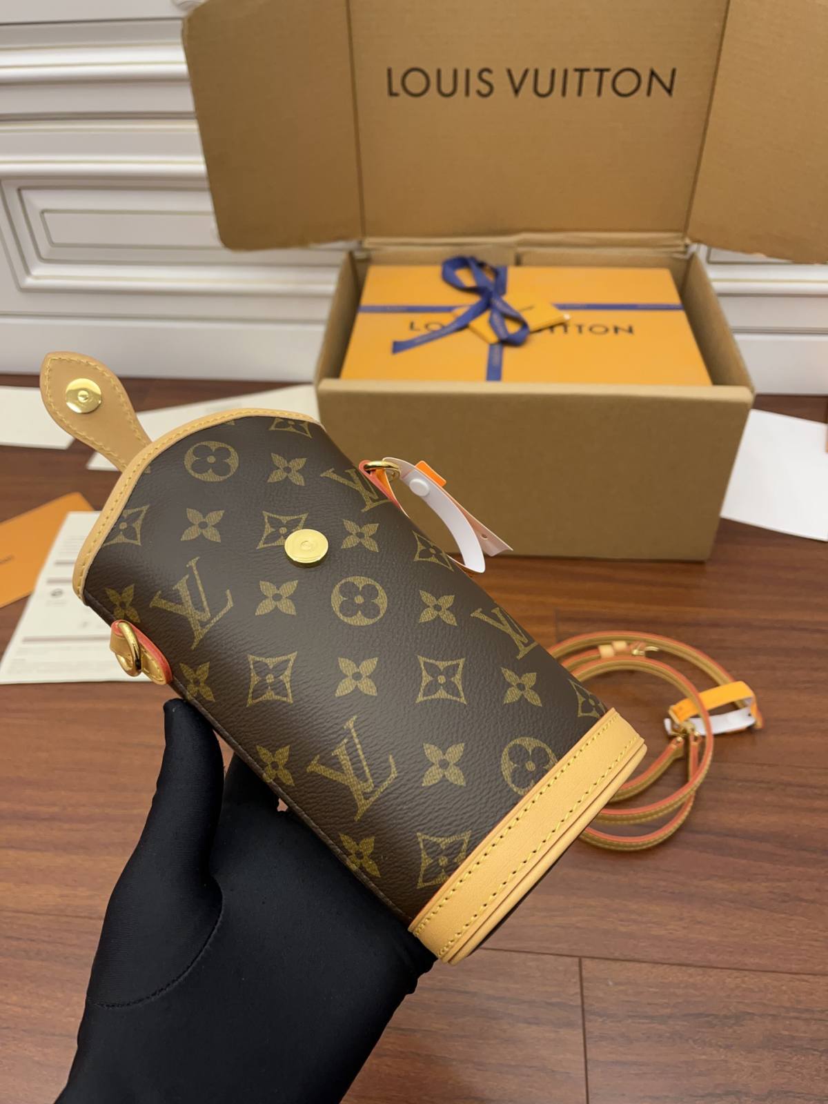 Ellebag’s Expert Replication of Louis Vuitton M80874 Fold Me Clutch: A Blend of Monogram Canvas and Leather-Best Quality Replica designer Bag factory in China