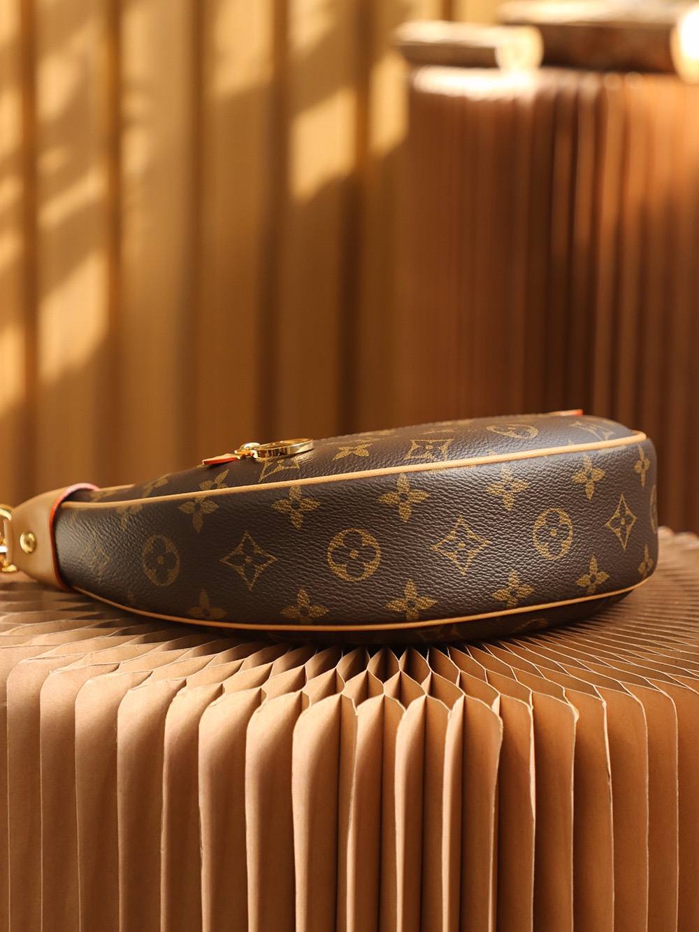 Ellebag Factory’s Masterful Replication of Louis Vuitton M81098 Loop Bag-Labākās kvalitātes viltotās Louis Vuitton somas tiešsaistes veikals, dizaineru somas kopija ru