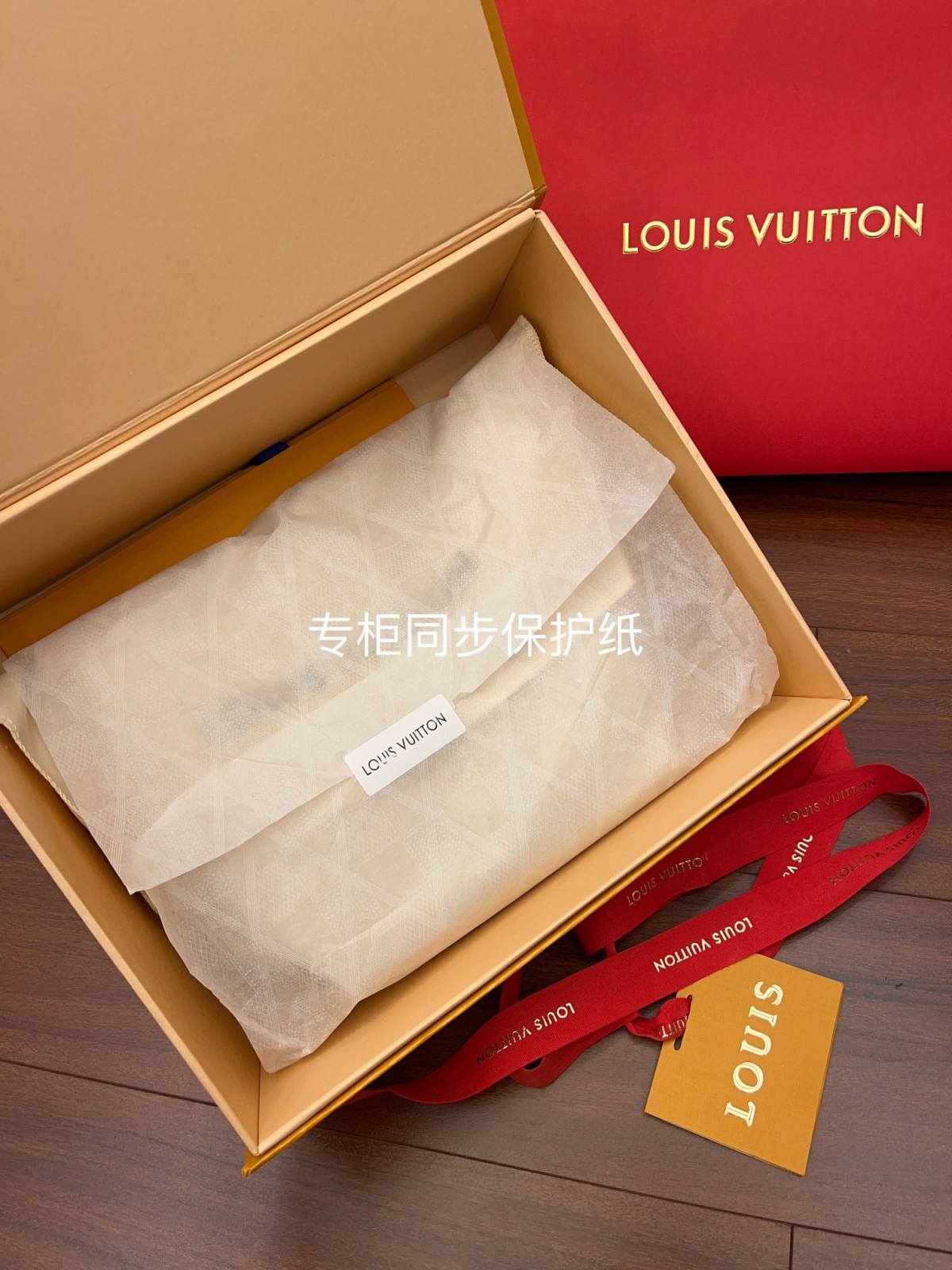 Ellebag Factory’s Expert Replication of Louis Vuitton M81166 LOOP Handbag – A Blend of Denim and Luxury-Best Quality Replica designer Bag factory in China