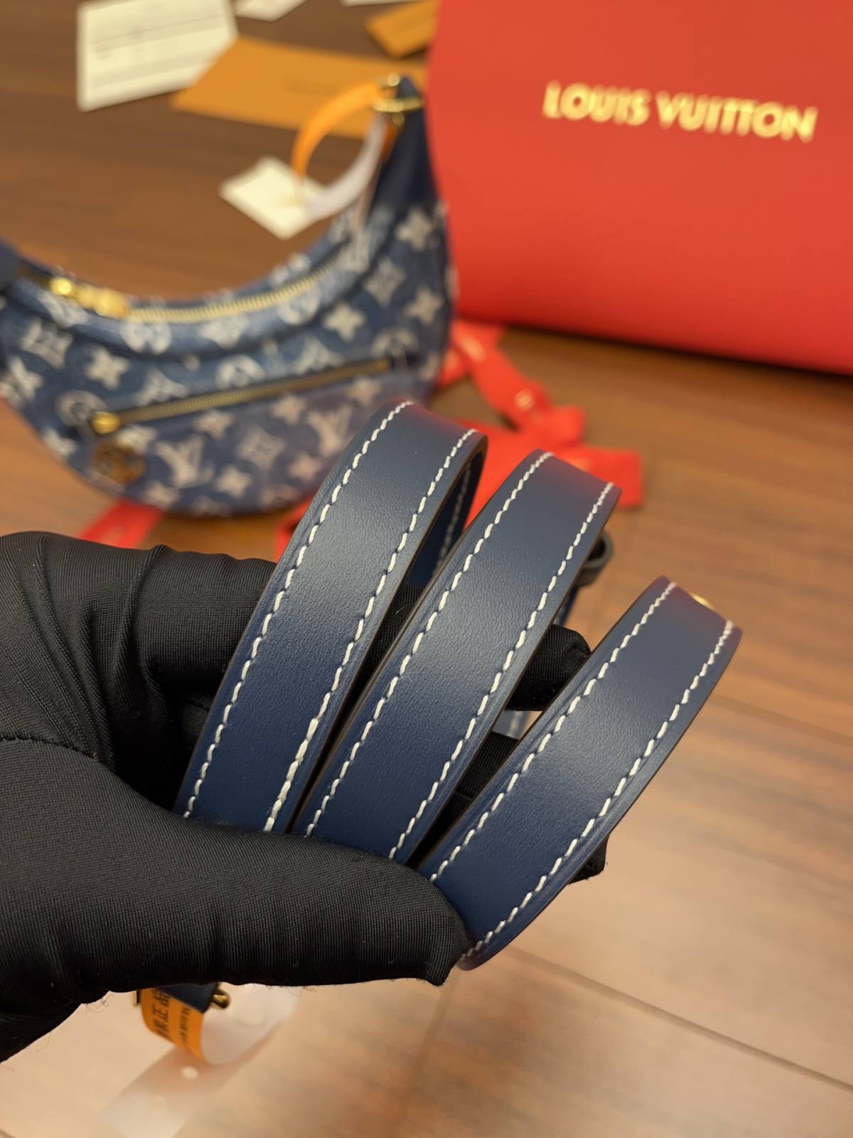 Ellebag Factory’s Expert Replication of Louis Vuitton M81166 LOOP Handbag – A Blend of Denim and Luxury-ʻOi aku ka maikaʻi o ka ʻeke Louis Vuitton ʻeke hoʻopunipuni ma ka hale kūʻai pūnaewele, ʻeke hoʻolālā kope ru