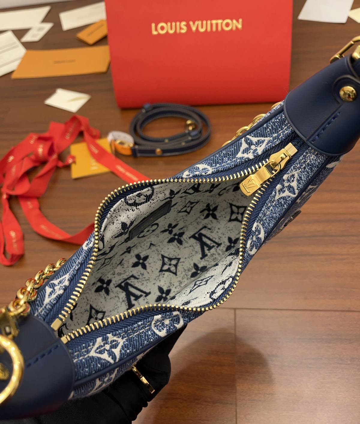 Ellebag Factory’s Expert Replication of Louis Vuitton M81166 LOOP Handbag – A Blend of Denim and Luxury-Best Quality Replica designer Bag factory in China