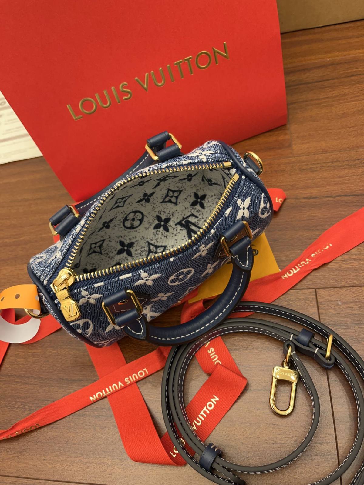 Ellebag Factory’s Masterful Replication of Louis Vuitton M81168 NANO SPEEDY Handbag in Blue Monogram Embossed Denim-En İyi Kalite Sahte Louis Vuitton Çanta Online Mağazası, Çoğaltma tasarımcı çanta ru