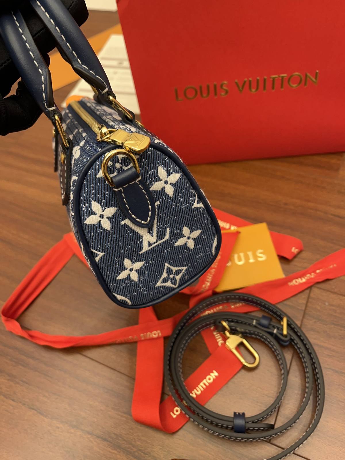 Ellebag Factory’s Masterful Replication of Louis Vuitton M81168 NANO SPEEDY Handbag in Blue Monogram Embossed Denim-Լավագույն որակի կեղծ Louis Vuitton պայուսակների առցանց խանութ, Replica դիզայներական պայուսակ ru