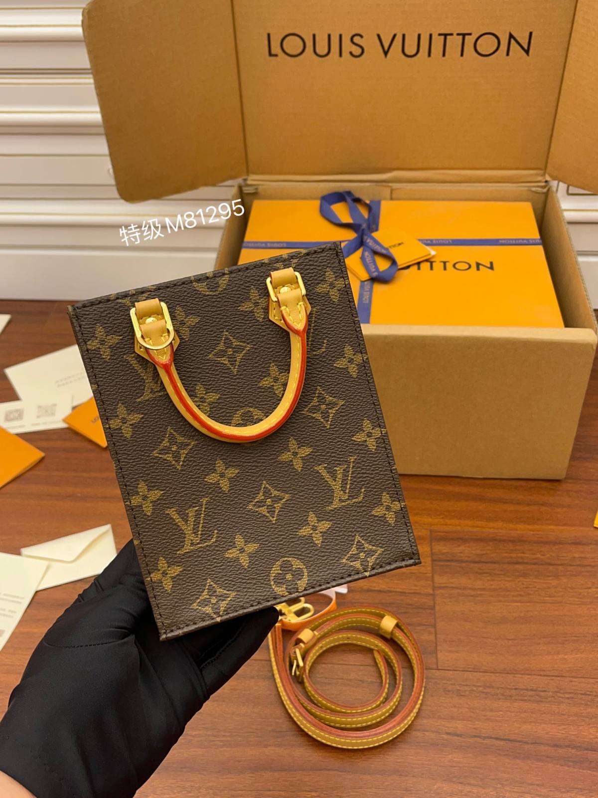 Ellebag Factory’s Exquisite Replication of Louis Vuitton M81295 PETIT SAC PLAT Handbag in Monogram-Meilleure qualité de faux sac Louis Vuitton en ligne, réplique de sac de créateur ru