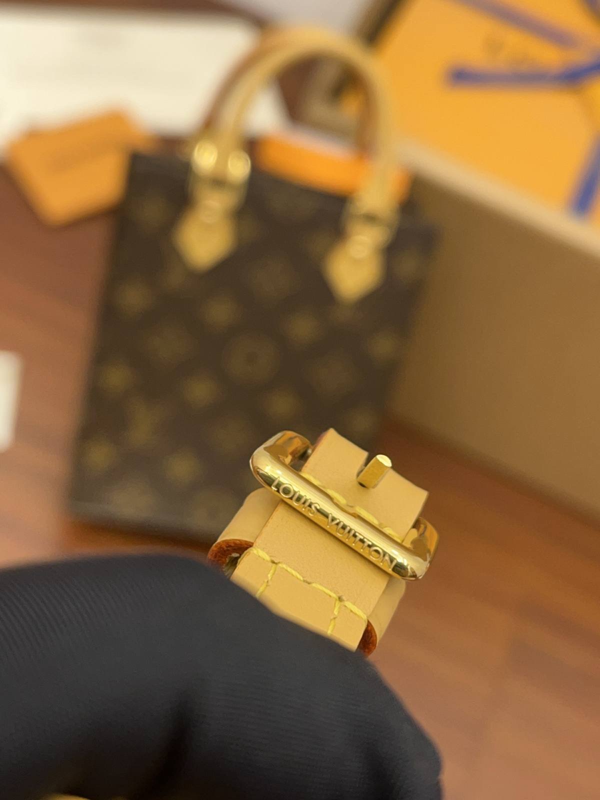 Ellebag Factory’s Exquisite Replication of Louis Vuitton M81295 PETIT SAC PLAT Handbag in Monogram-최고의 품질 가짜 루이비통 가방 온라인 스토어, 복제 디자이너 가방 ru