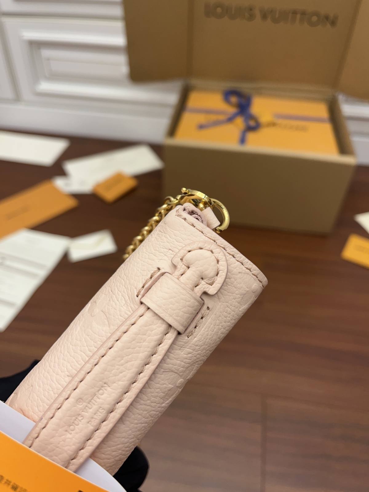 Ellebag Factory’s Replication Craftsmanship for Louis Vuitton M81389 Metis in Full Leather Super Mini, Pink-Dyqani në internet i çantave të rreme Louis Vuitton me cilësi më të mirë, çanta modeli kopje ru