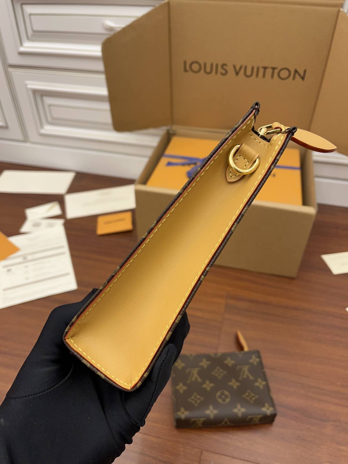 Ellebag Factory’s Exemplary Replication Techniques for Louis Vuitton M81412 Toiletry Pouch on Chain Handbag-Ti o dara ju Didara iro Louis Vuitton apo Online itaja, Ajọra onise apo ru