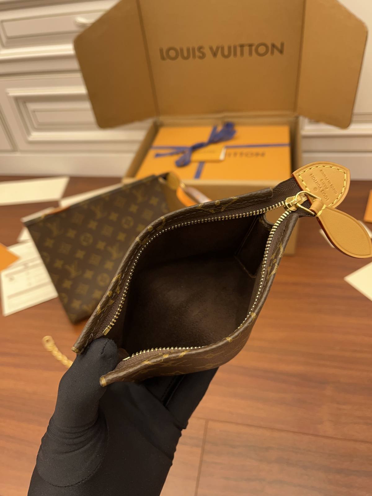 Ellebag Factory’s Exemplary Replication Techniques for Louis Vuitton M81412 Toiletry Pouch on Chain Handbag-Toko Online Tas Louis Vuitton Palsu Kualitas Terbaik, Tas desainer replika ru