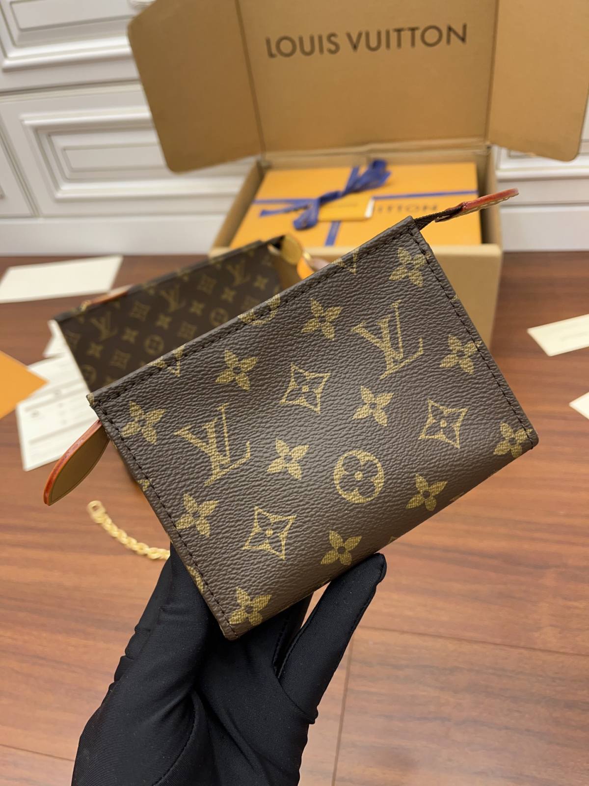 Ellebag Factory’s Exemplary Replication Techniques for Louis Vuitton M81412 Toiletry Pouch on Chain Handbag-Umgangatho ogqwesileyo woMgangatho weFake weLouis Vuitton kwiVenkile ye-Intanethi, ibhegi yomyili weReplica ru