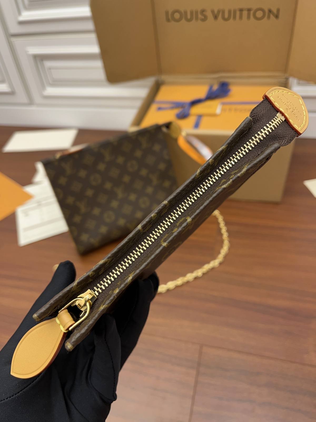 Ellebag Factory’s Exemplary Replication Techniques for Louis Vuitton M81412 Toiletry Pouch on Chain Handbag-Ti o dara ju Didara iro Louis Vuitton apo Online itaja, Ajọra onise apo ru