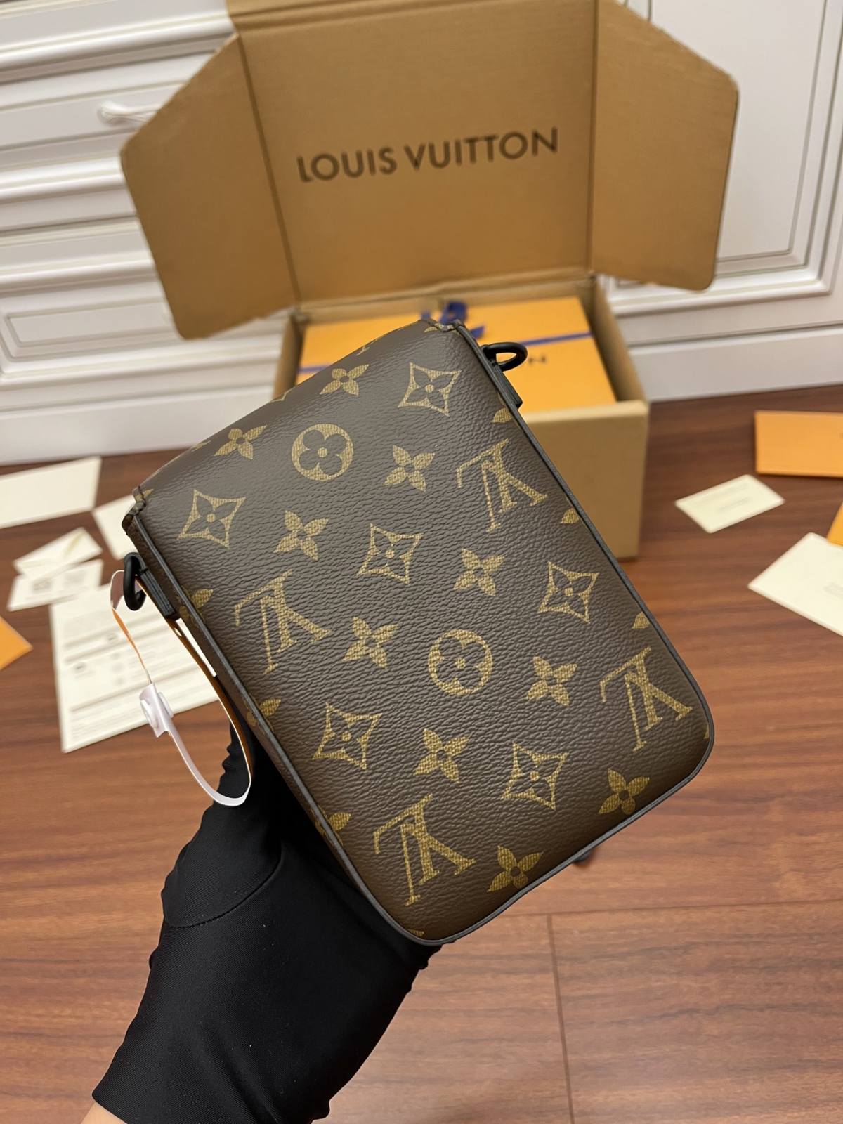 Ellebag Factory’s Expert Replication Techniques for Louis Vuitton M81522 S-LOCK VERTICAL Mini Handbag-ఉత్తమ నాణ్యత నకిలీ లూయిస్ విట్టన్ బ్యాగ్ ఆన్‌లైన్ స్టోర్, రెప్లికా డిజైనర్ బ్యాగ్ రు