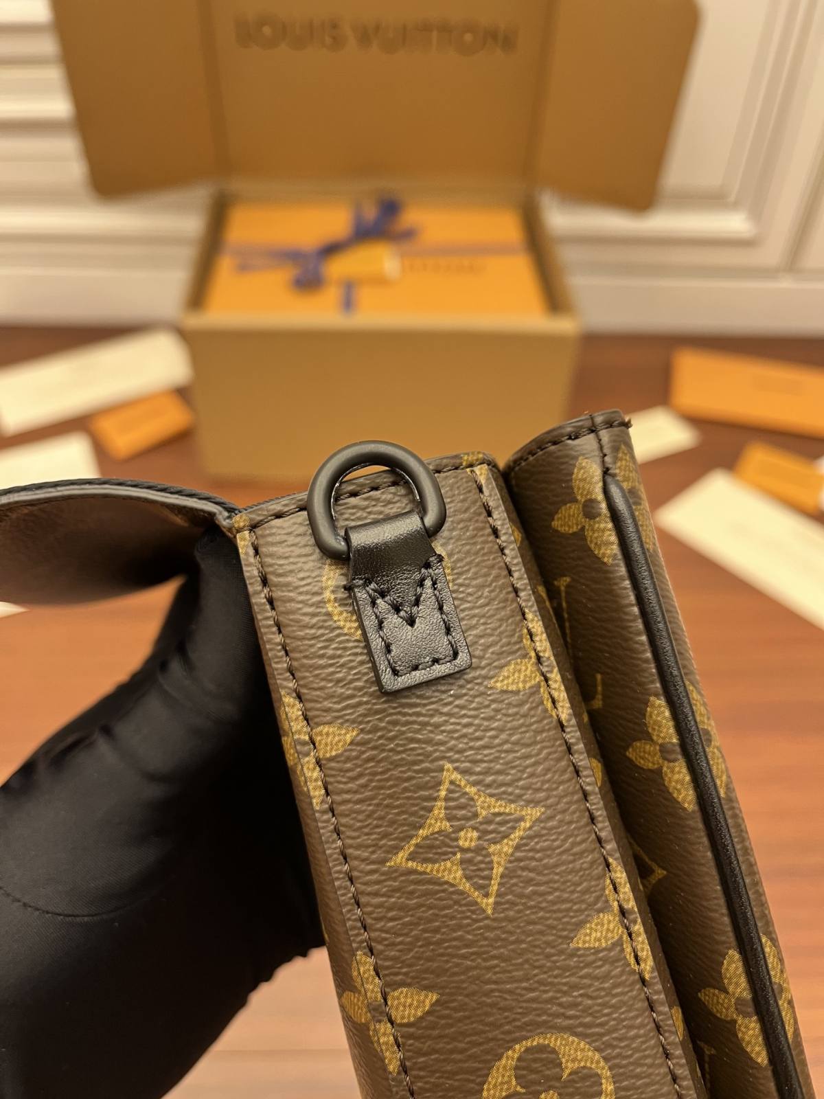 Ellebag Factory’s Expert Replication Techniques for Louis Vuitton M81522 S-LOCK VERTICAL Mini Handbag-Ti o dara ju Didara iro Louis Vuitton apo Online itaja, Ajọra onise apo ru