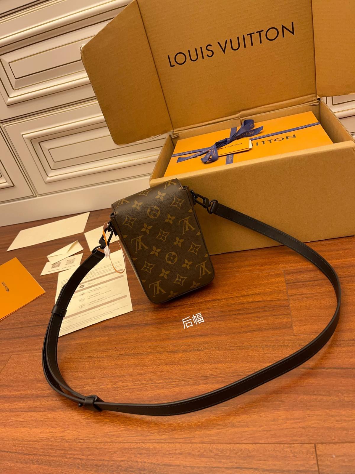 Ellebag Factory’s Expert Replication Techniques for Louis Vuitton M81522 S-LOCK VERTICAL Mini Handbag-Լավագույն որակի կեղծ Louis Vuitton պայուսակների առցանց խանութ, Replica դիզայներական պայուսակ ru