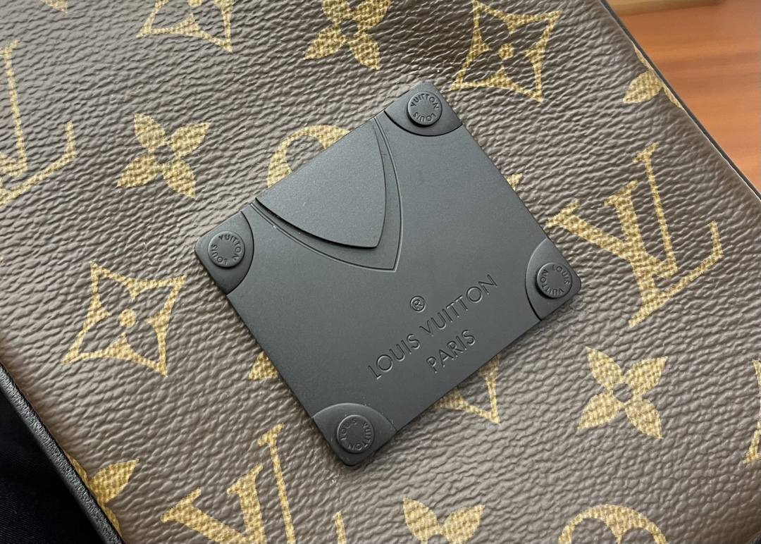 Ellebag Factory’s Expert Replication Techniques for Louis Vuitton M81522 S-LOCK VERTICAL Mini Handbag-Լավագույն որակի կեղծ Louis Vuitton պայուսակների առցանց խանութ, Replica դիզայներական պայուսակ ru