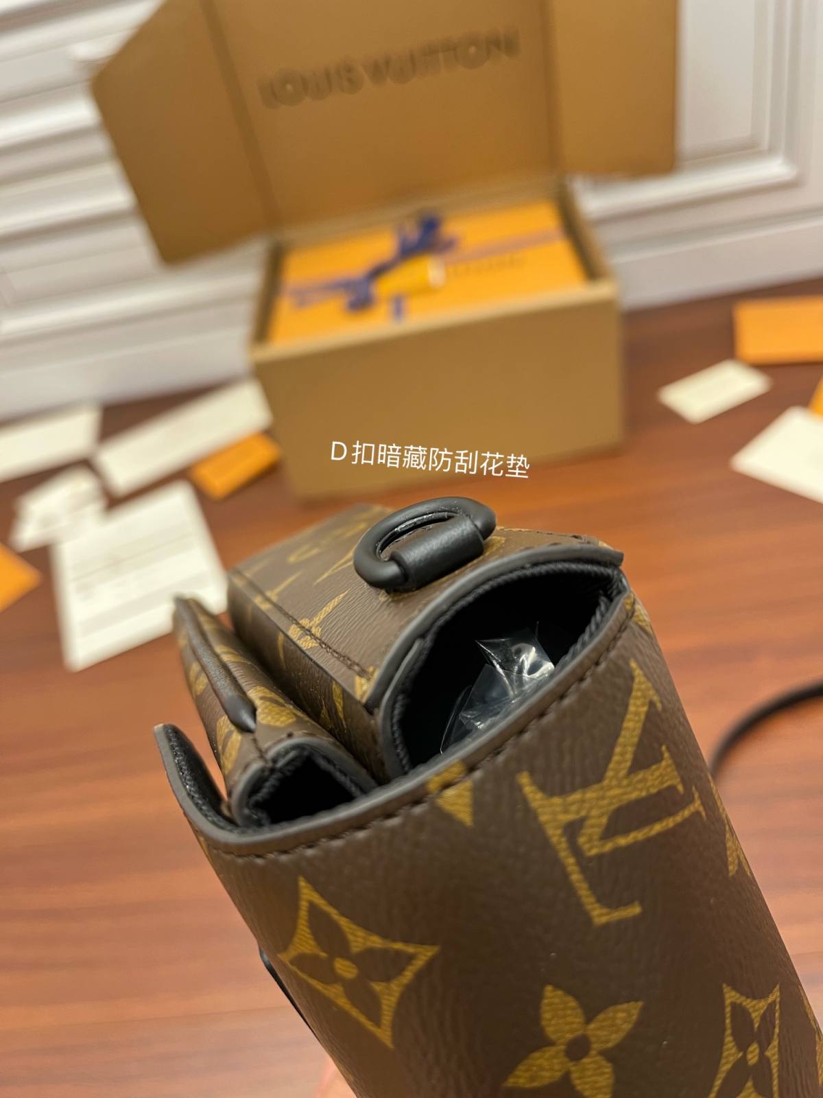 Ellebag Factory’s Expert Replication Techniques for Louis Vuitton M81522 S-LOCK VERTICAL Mini Handbag-Լավագույն որակի կեղծ Louis Vuitton պայուսակների առցանց խանութ, Replica դիզայներական պայուսակ ru