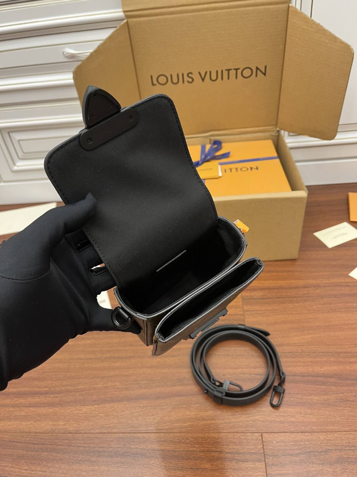 Ellebag Factory’s Expert Replication Techniques for Louis Vuitton M81522 S-LOCK VERTICAL Mini Handbag-Լավագույն որակի կեղծ Louis Vuitton պայուսակների առցանց խանութ, Replica դիզայներական պայուսակ ru