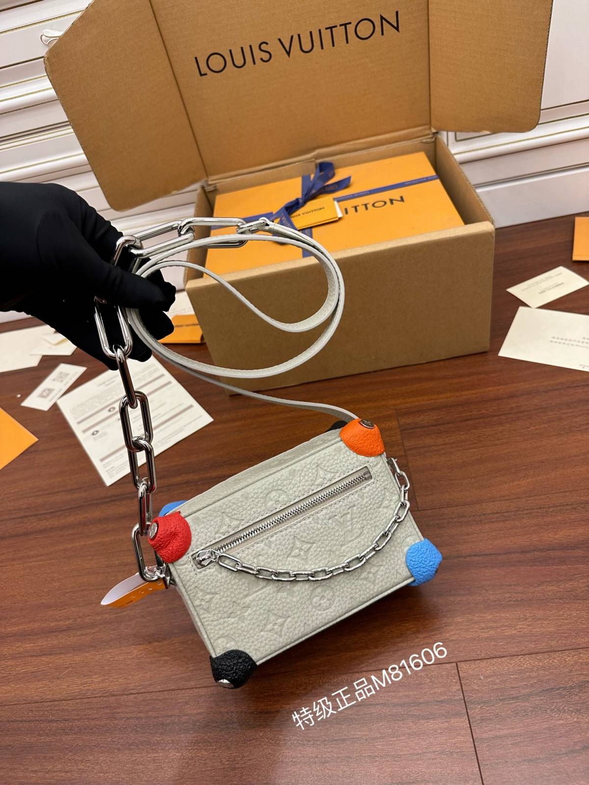 Ellebag Factory’s Masterful Replication of Louis Vuitton M81606 MINI SOFT TRUNK Handbag in Off-White-Ti o dara ju Didara iro Louis Vuitton apo Online itaja, Ajọra onise apo ru