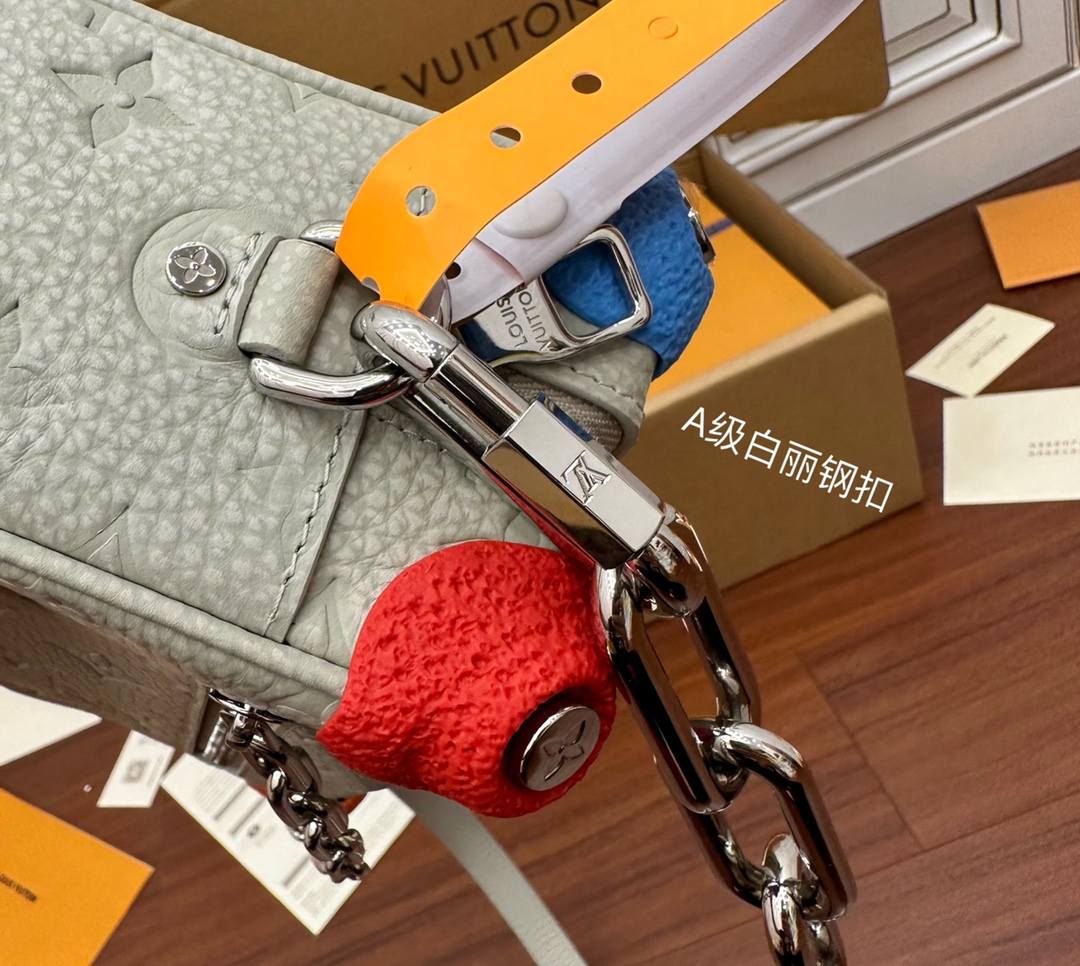 Ellebag Factory’s Masterful Replication of Louis Vuitton M81606 MINI SOFT TRUNK Handbag in Off-White-Paras laatu väärennetty Louis Vuitton laukku verkkokauppa, replika suunnittelija laukku ru