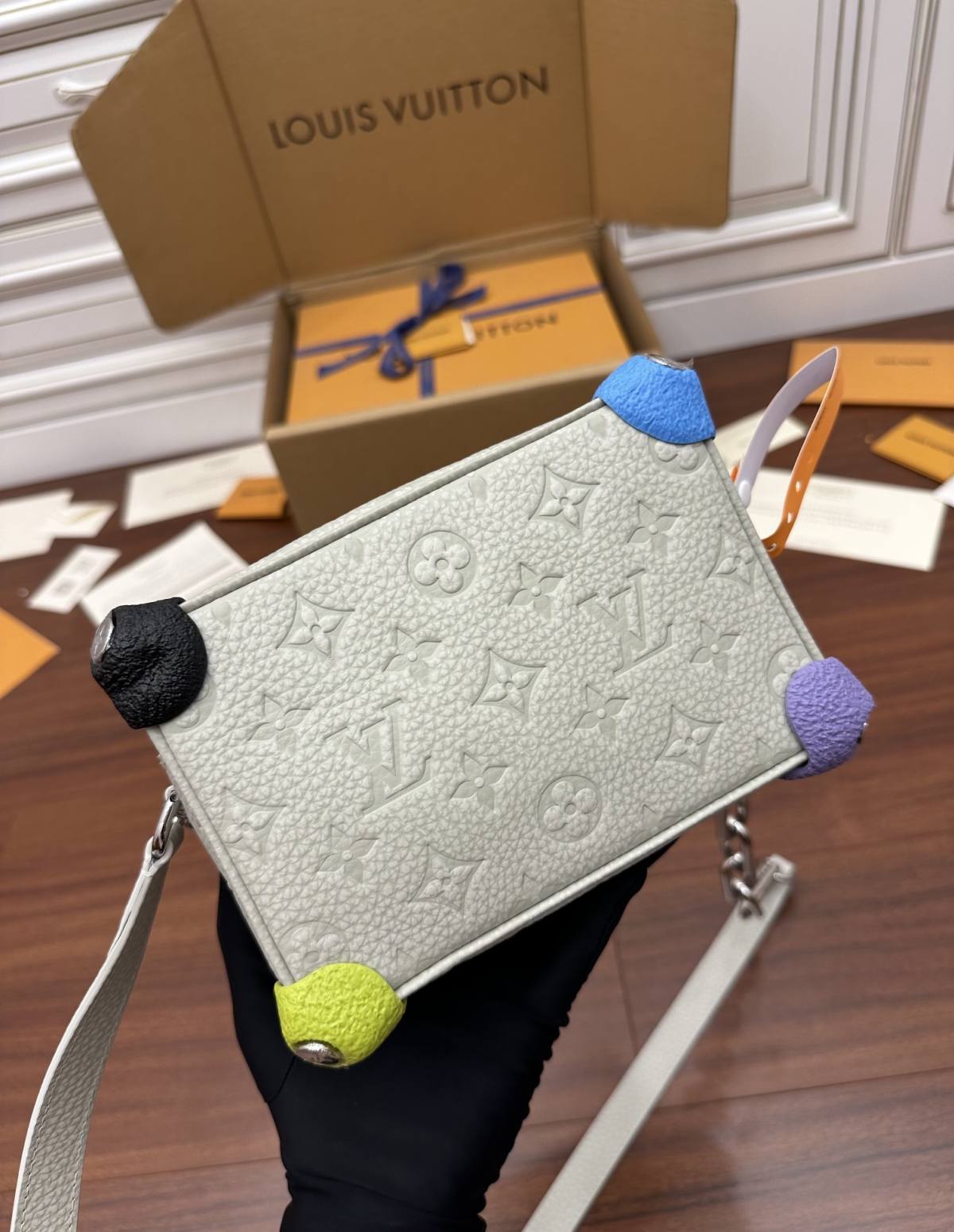 Ellebag Factory’s Masterful Replication of Louis Vuitton M81606 MINI SOFT TRUNK Handbag in Off-White-Paras laatu väärennetty Louis Vuitton laukku verkkokauppa, replika suunnittelija laukku ru