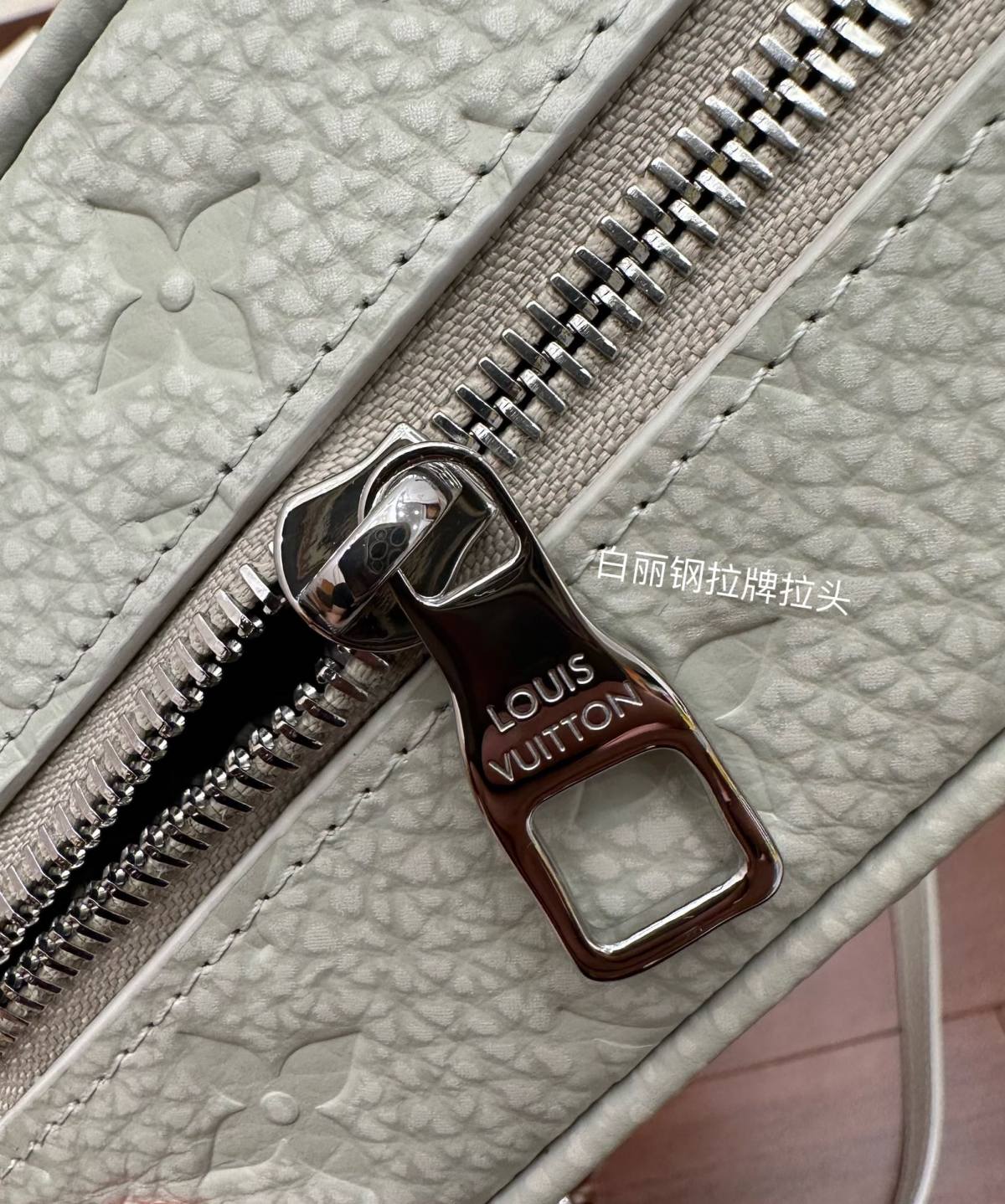 Ellebag Factory’s Masterful Replication of Louis Vuitton M81606 MINI SOFT TRUNK Handbag in Off-White-Bescht Qualitéit Fake Louis Vuitton Bag Online Store, Replica Designer Bag ru