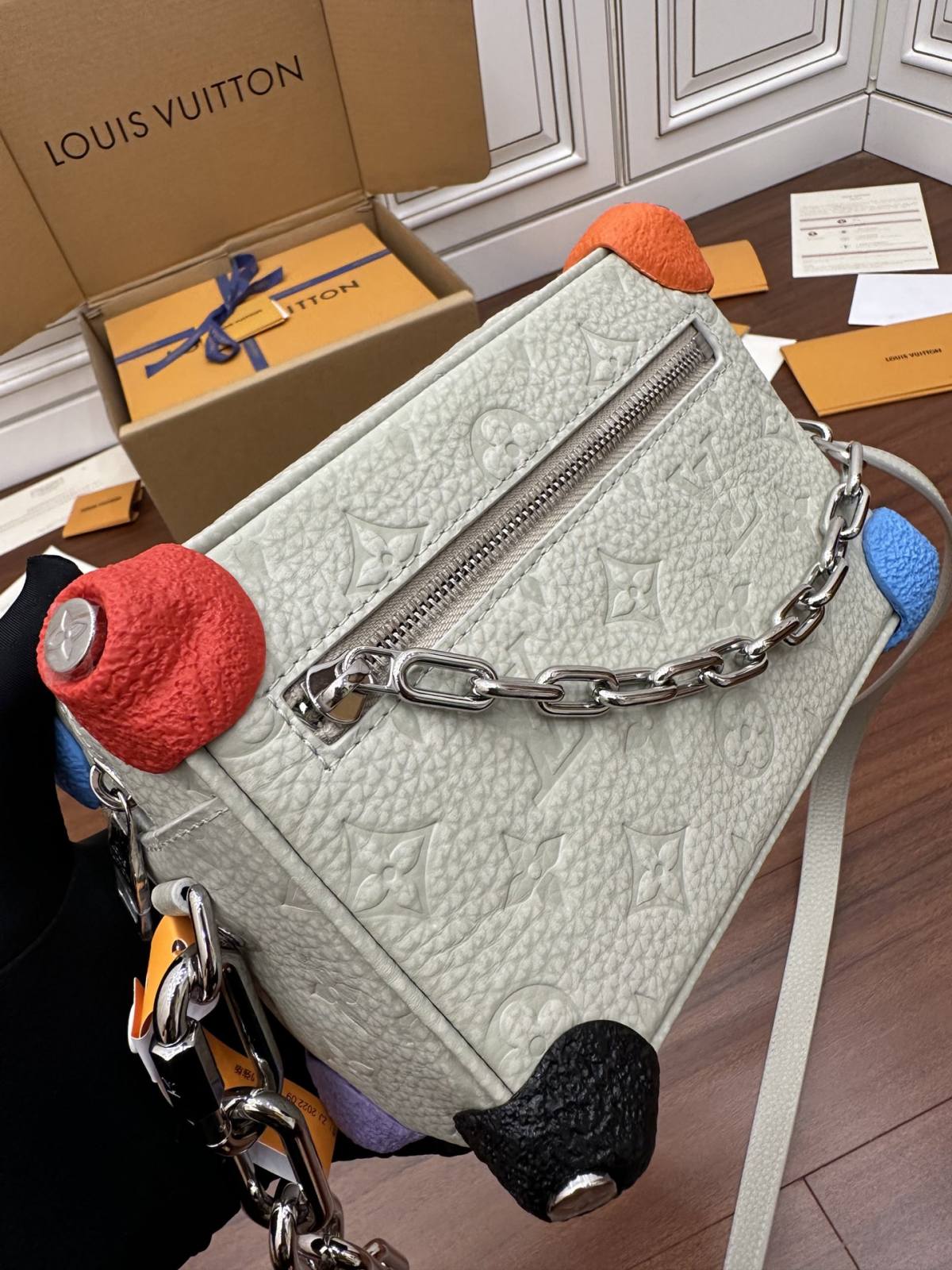 Ellebag Factory’s Masterful Replication of Louis Vuitton M81606 MINI SOFT TRUNK Handbag in Off-White-Negoziu in linea di borse Louis Vuitton falsi di migliore qualità, borsa di design di replica ru