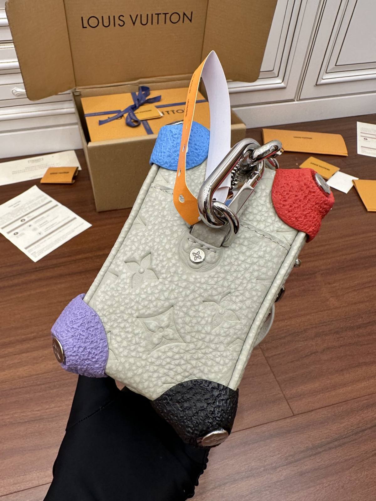 Ellebag Factory’s Masterful Replication of Louis Vuitton M81606 MINI SOFT TRUNK Handbag in Off-White-Negoziu in linea di borse Louis Vuitton falsi di migliore qualità, borsa di design di replica ru