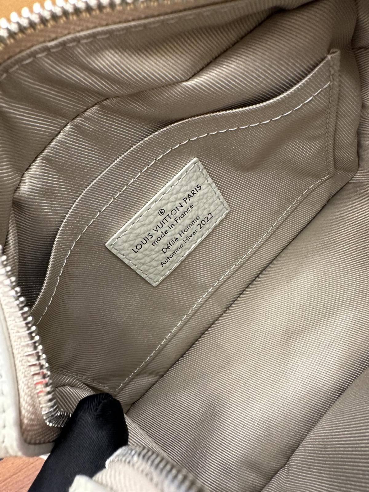 Ellebag Factory’s Masterful Replication of Louis Vuitton M81606 MINI SOFT TRUNK Handbag in Off-White-Ti o dara ju Didara iro Louis Vuitton apo Online itaja, Ajọra onise apo ru