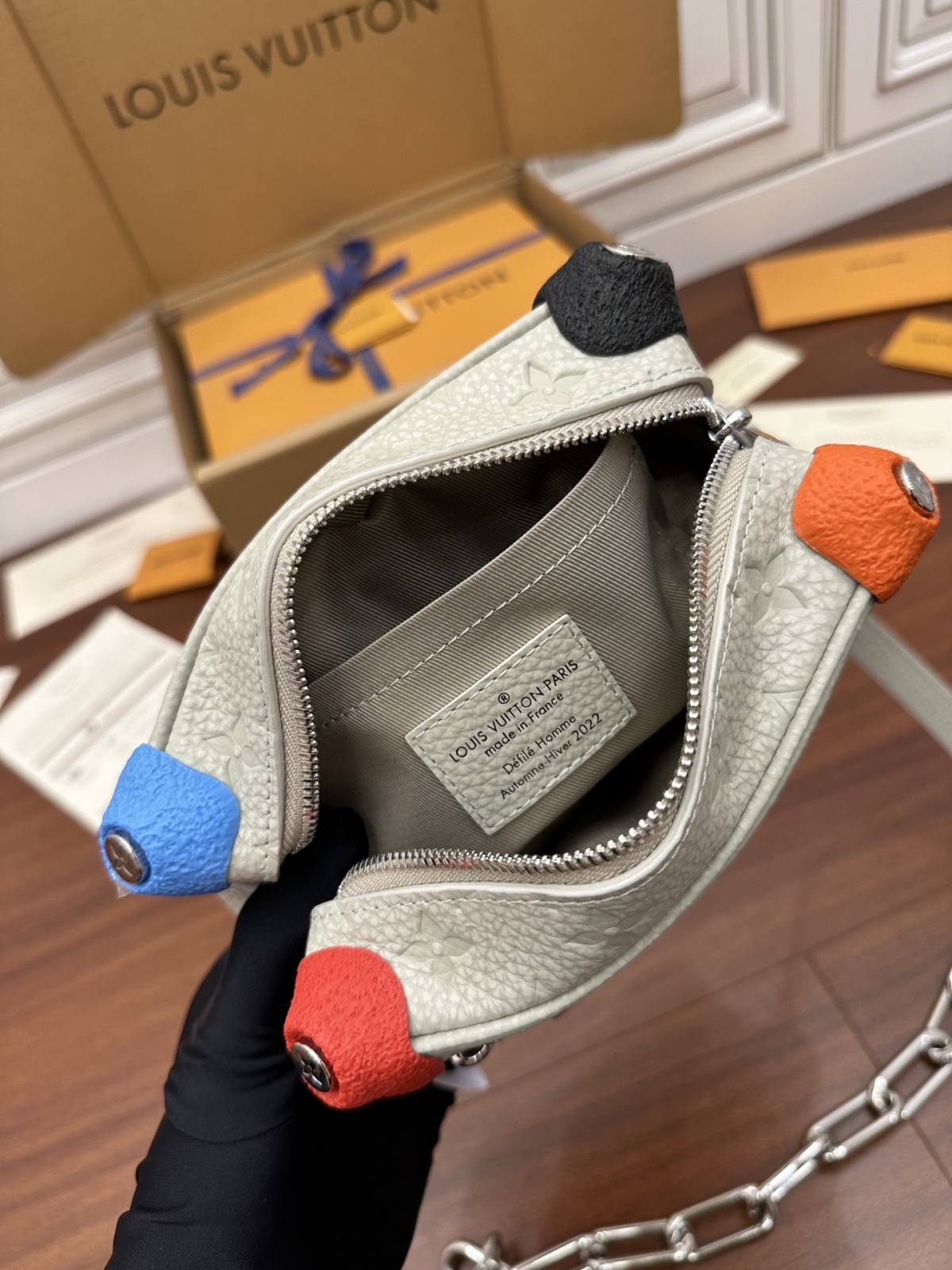 Ellebag Factory’s Masterful Replication of Louis Vuitton M81606 MINI SOFT TRUNK Handbag in Off-White-Negoziu in linea di borse Louis Vuitton falsi di migliore qualità, borsa di design di replica ru