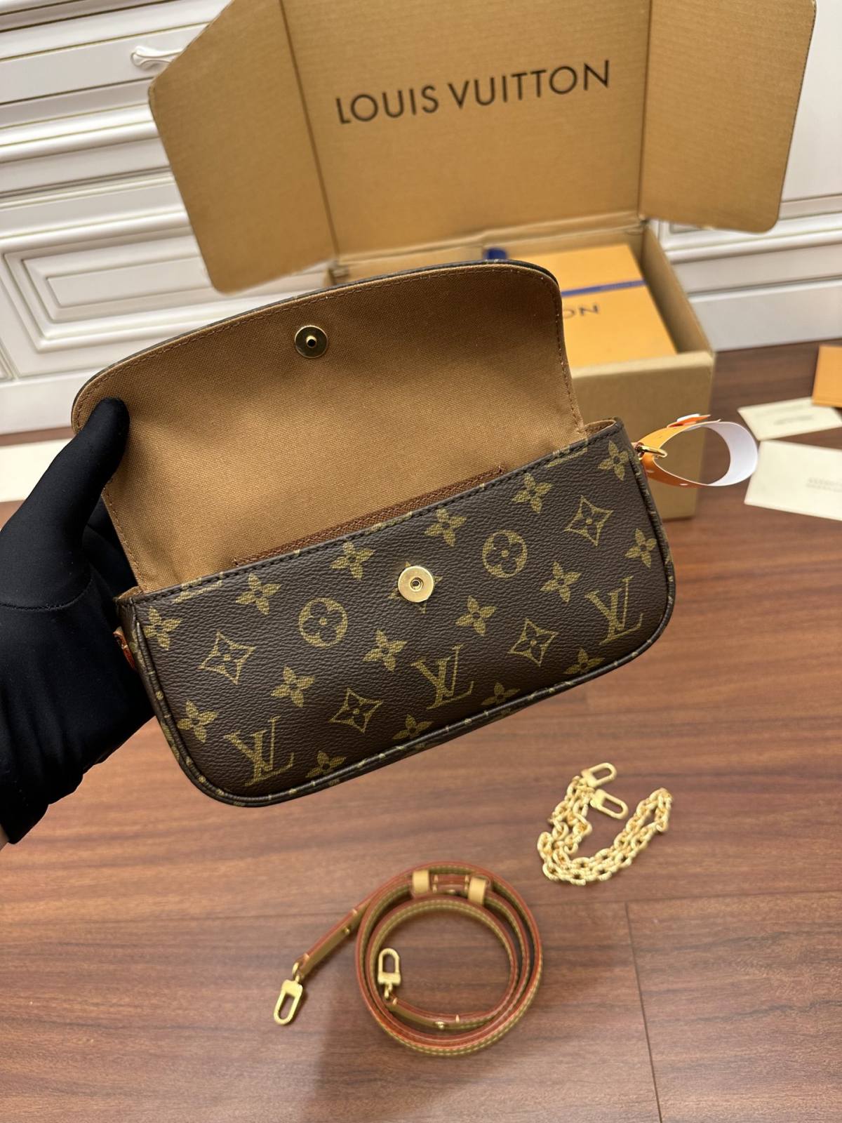 Ellebag Factory’s Replication Expertise: Louis Vuitton WALLET ON CHAIN IVY Handbag (M81911) W Monogram Sac Recoleta-En İyi Kalite Sahte Louis Vuitton Çanta Online Mağazası, Çoğaltma tasarımcı çanta ru