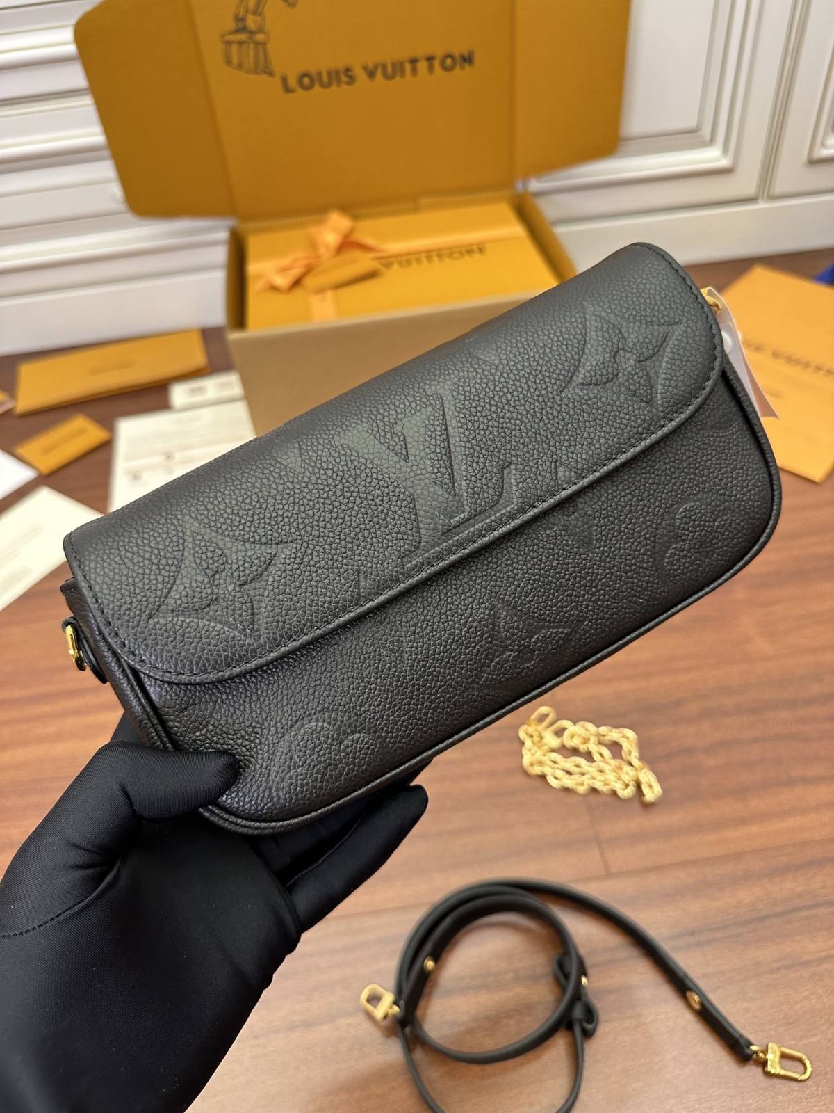 Ellebag Factory Replication Craftsmanship: Louis Vuitton M82154 Black Wallet on Chain Ivy Handbag-Bästa kvalitet Fake Louis Vuitton Bag Online Store, Replica designer bag ru