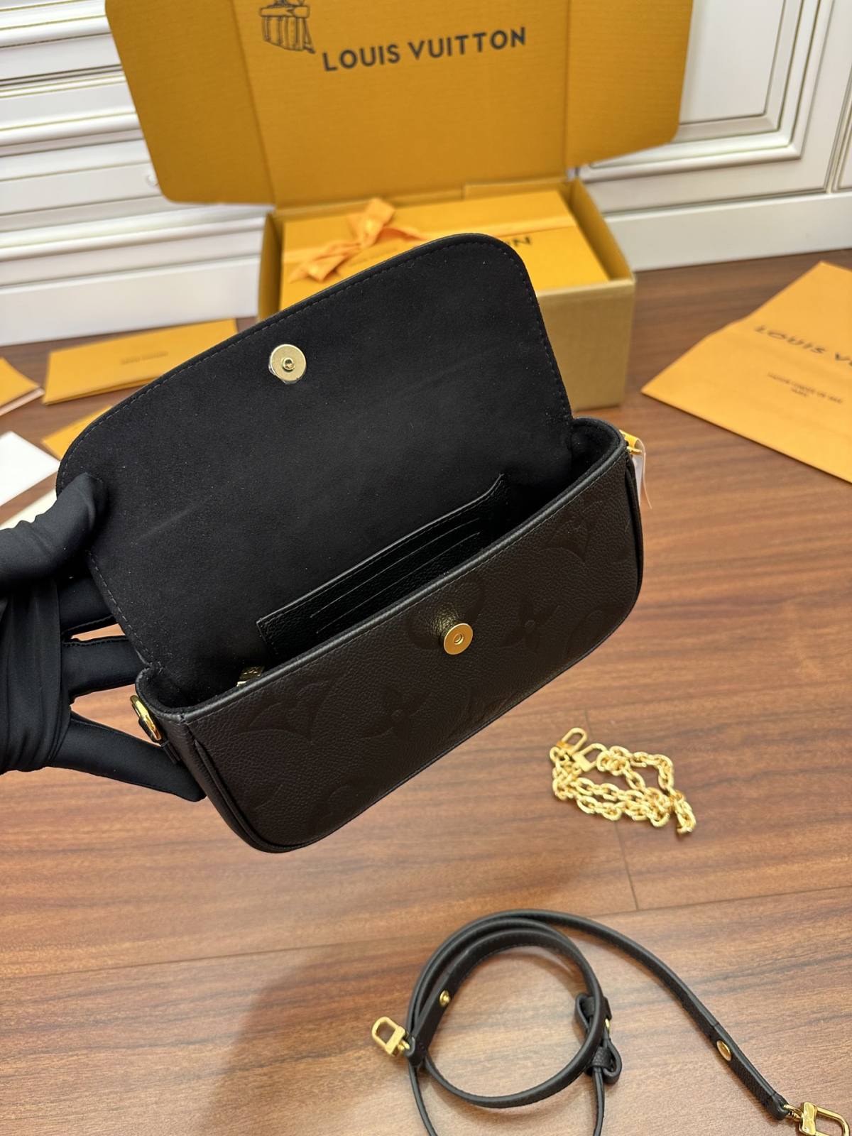 Ellebag Factory Replication Craftsmanship: Louis Vuitton M82154 Black Wallet on Chain Ivy Handbag-Magazin online de geanți Louis Vuitton fals de cea mai bună calitate, geantă de designer replica ru