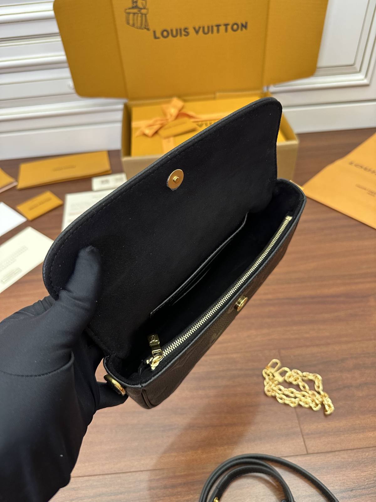 Ellebag Factory Replication Craftsmanship: Louis Vuitton M82154 Black Wallet on Chain Ivy Handbag-Best Quality Fake Louis Vuitton Bag Online Store, Replica designer bag ru