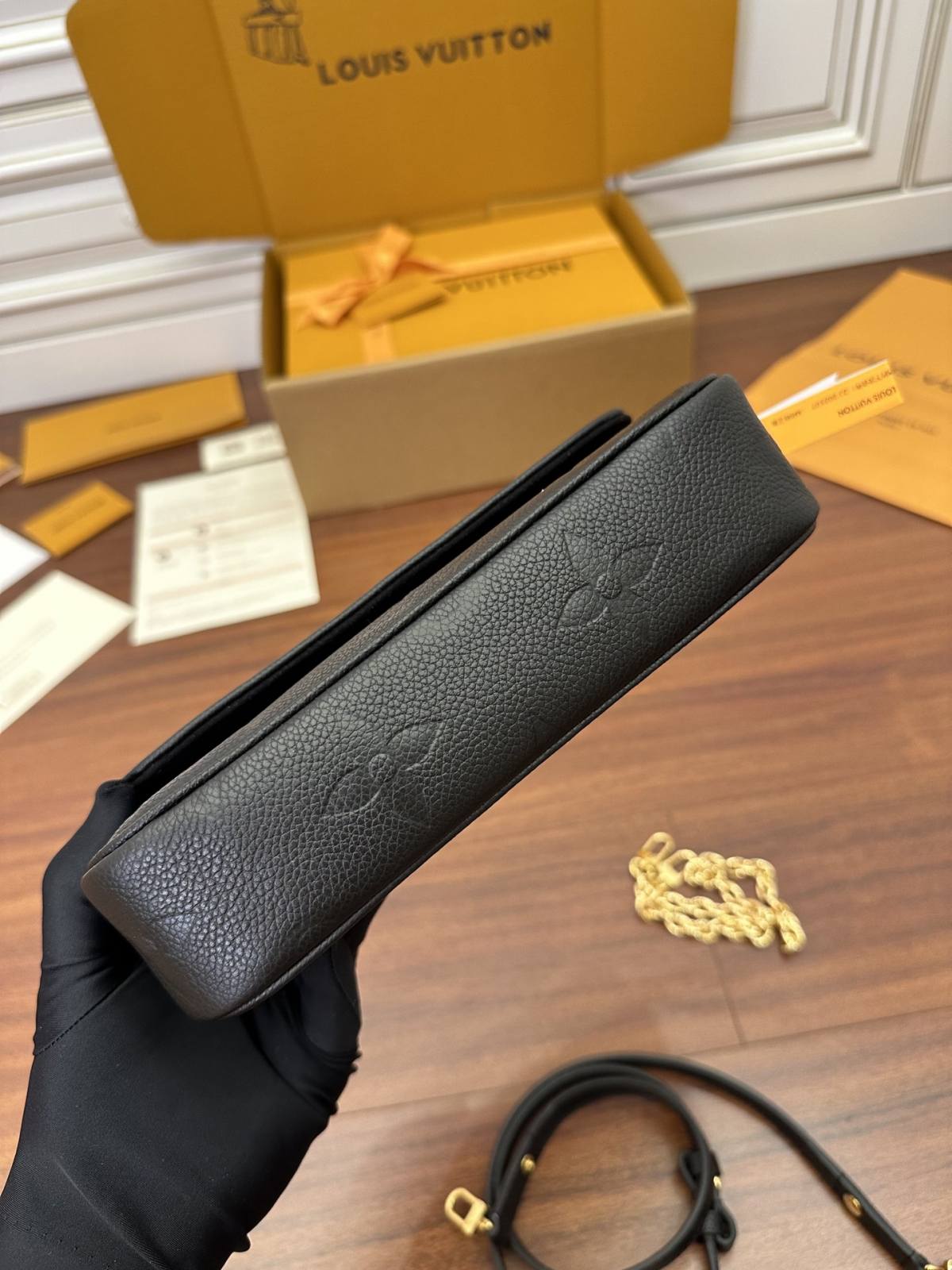 Ellebag Factory Replication Craftsmanship: Louis Vuitton M82154 Black Wallet on Chain Ivy Handbag-最高品質の偽のルイヴィトンバッグオンラインストア、レプリカデザイナーバッグru