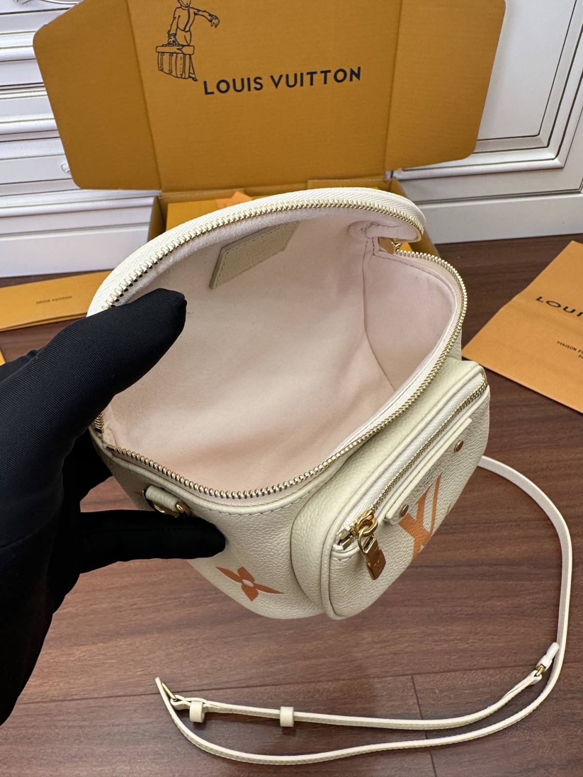 Ellebag Factory Replication Techniques: Louis Vuitton MINI BUMBAG Handbag (M82208) – Yellow-Legjobb minőségű hamis Louis Vuitton táska online áruház, replika designer táska ru