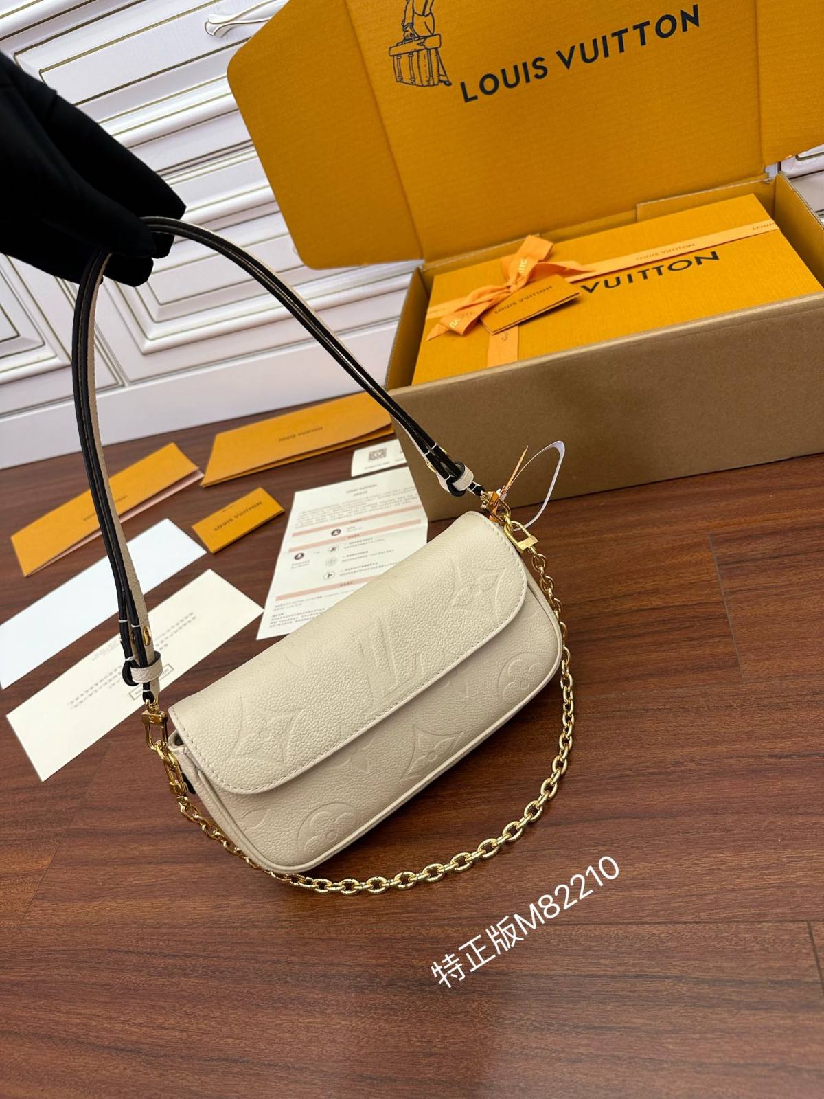 Ellebag Factory’s Masterful Replication of Louis Vuitton WALLET ON CHAIN IVY Handbag (M82210) – Black-Pangalusna kualitas palsu Louis Vuitton Kantong Toko Online, Replica desainer kantong ru