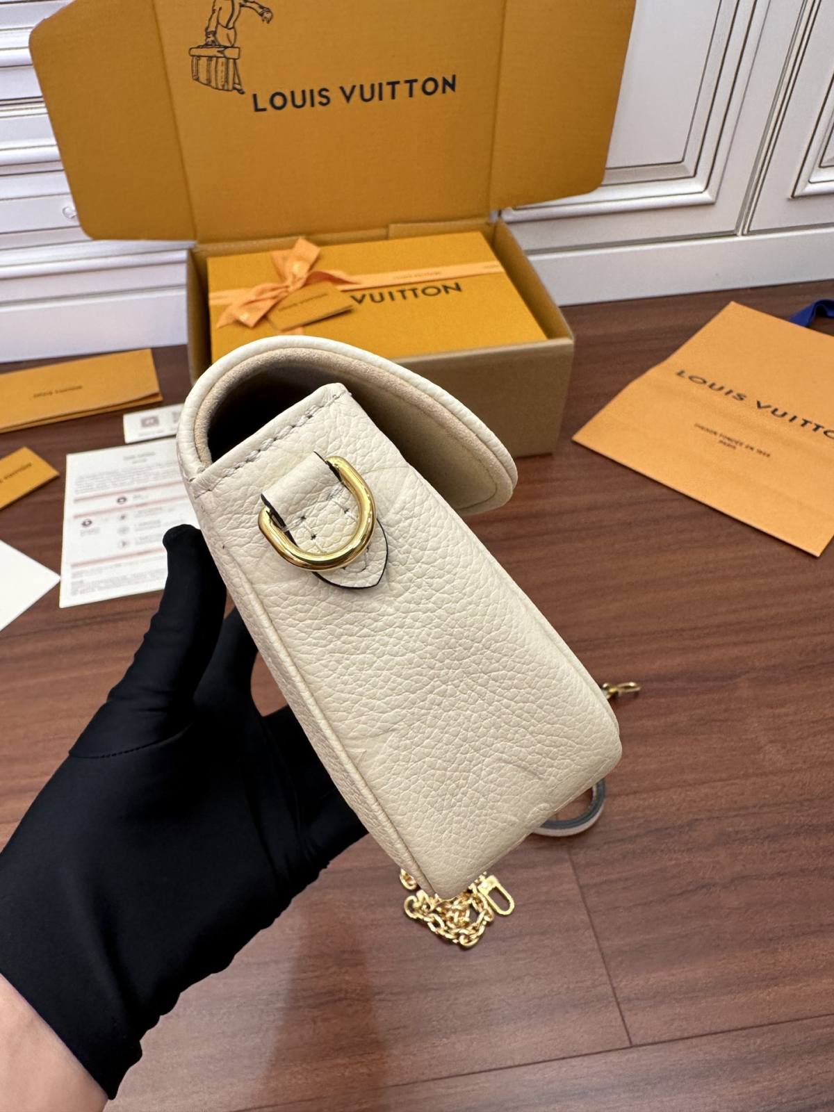 Ellebag Factory’s Masterful Replication of Louis Vuitton WALLET ON CHAIN IVY Handbag (M82210) – Black-Լավագույն որակի կեղծ Louis Vuitton պայուսակների առցանց խանութ, Replica դիզայներական պայուսակ ru