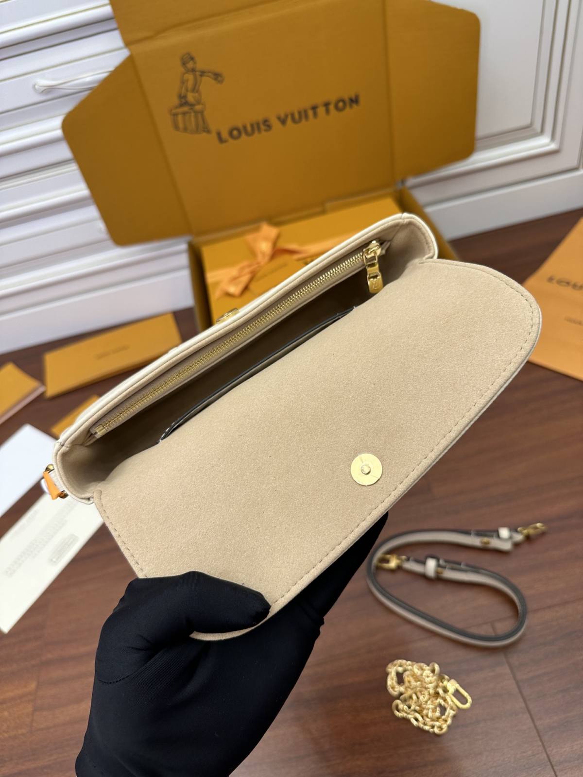 Ellebag Factory’s Masterful Replication of Louis Vuitton WALLET ON CHAIN IVY Handbag (M82210) – Black-အရည်အသွေးအကောင်းဆုံးအတု Louis Vuitton Bag အွန်လိုင်းစတိုး၊ ပုံစံတူဒီဇိုင်နာအိတ် ru