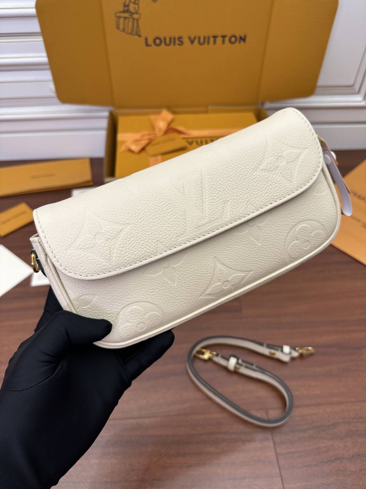 Ellebag Factory’s Masterful Replication of Louis Vuitton WALLET ON CHAIN IVY Handbag (M82210) – Black-Umgangatho ogqwesileyo woMgangatho weFake weLouis Vuitton kwiVenkile ye-Intanethi, ibhegi yomyili weReplica ru