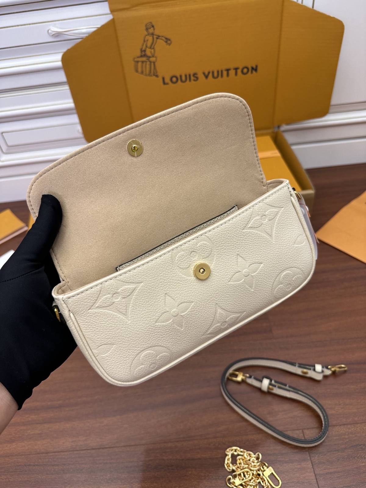 Ellebag Factory’s Masterful Replication of Louis Vuitton WALLET ON CHAIN IVY Handbag (M82210) – Black-Negozio in linea della borsa falsa di Louis Vuitton di migliore qualità, borsa del progettista della replica ru