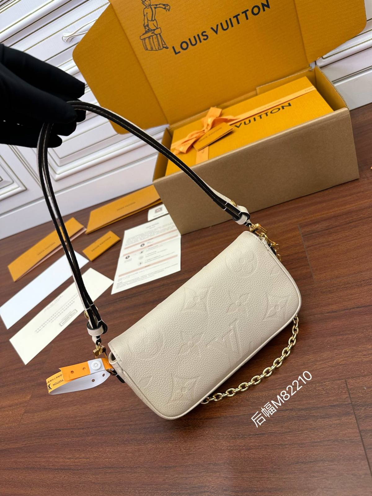 Ellebag Factory’s Masterful Replication of Louis Vuitton WALLET ON CHAIN IVY Handbag (M82210) – Black-Լավագույն որակի կեղծ Louis Vuitton պայուսակների առցանց խանութ, Replica դիզայներական պայուսակ ru