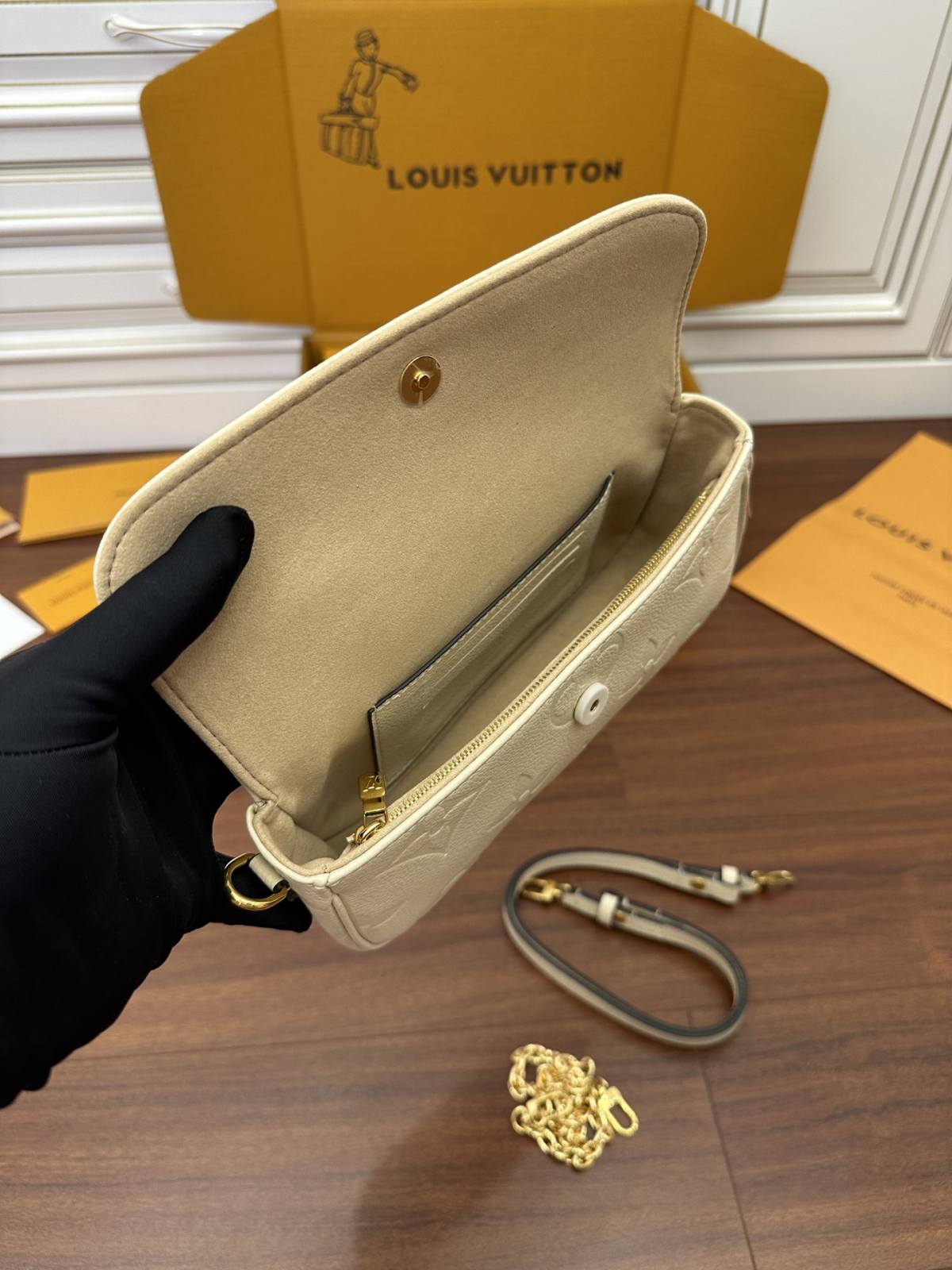 Ellebag Factory’s Masterful Replication of Louis Vuitton WALLET ON CHAIN IVY Handbag (M82210) – Black-Pangalusna kualitas palsu Louis Vuitton Kantong Toko Online, Replica desainer kantong ru