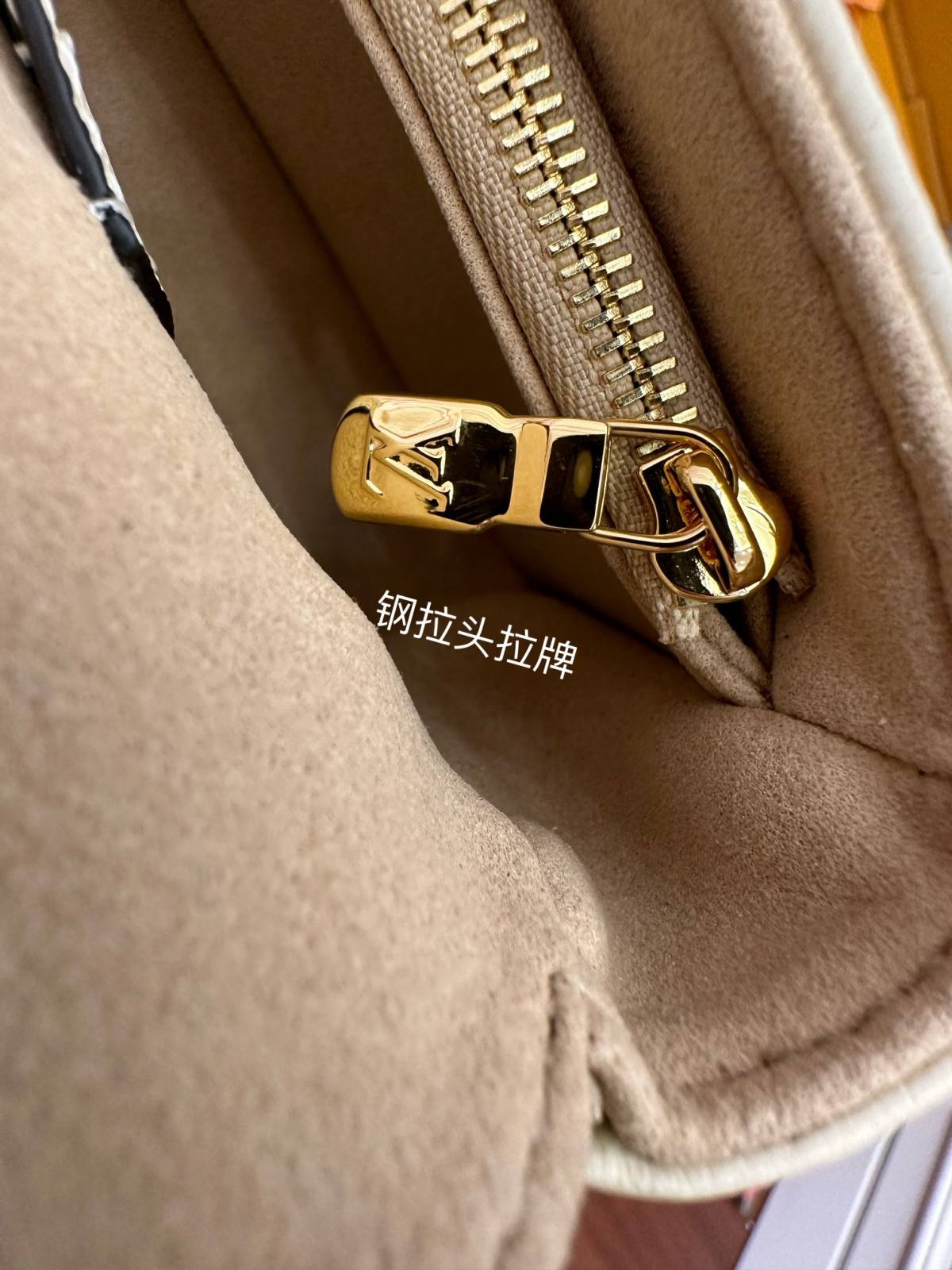 Ellebag Factory’s Masterful Replication of Louis Vuitton WALLET ON CHAIN IVY Handbag (M82210) – Black-Umgangatho ogqwesileyo woMgangatho weFake weLouis Vuitton kwiVenkile ye-Intanethi, ibhegi yomyili weReplica ru