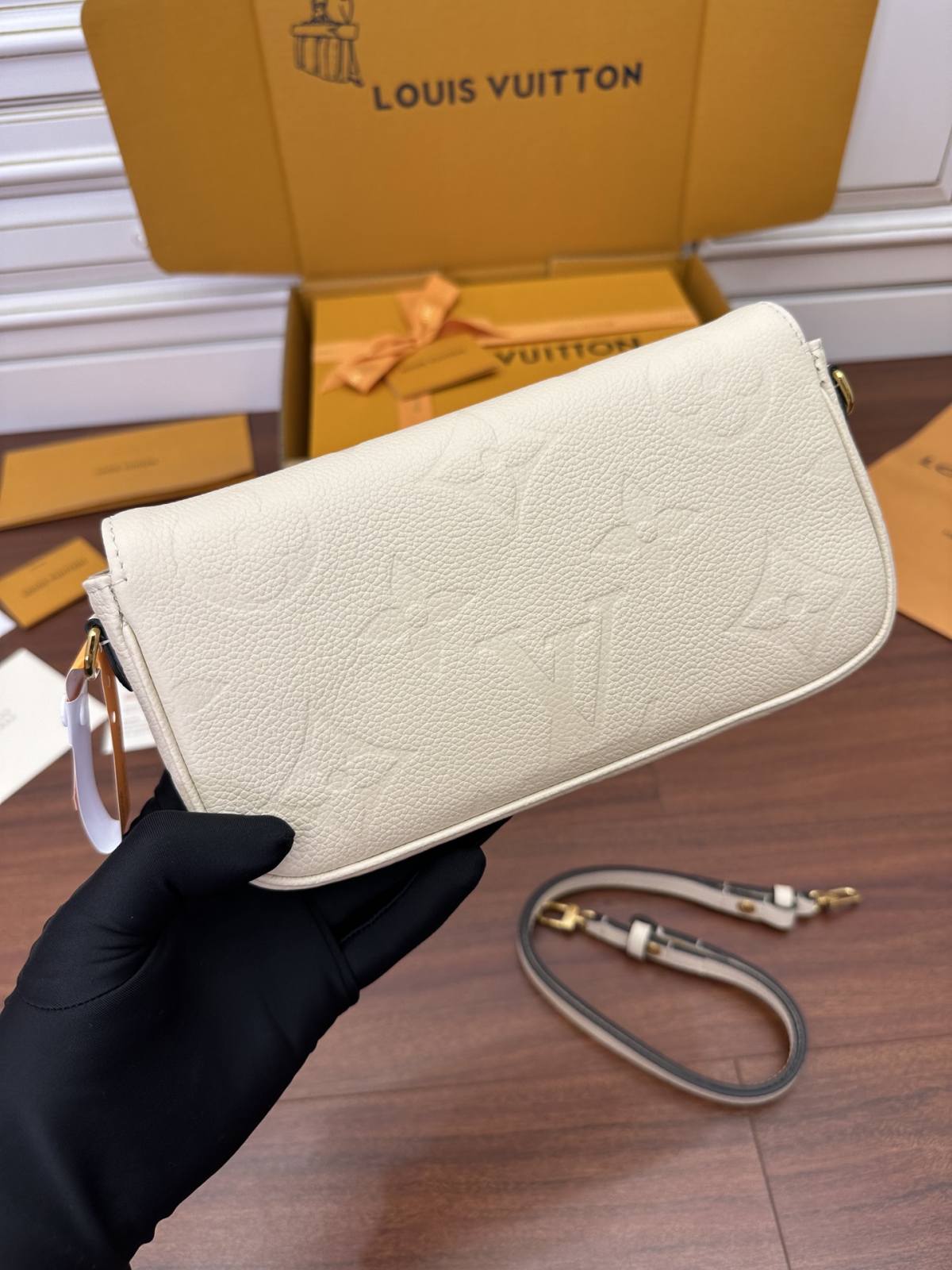 Ellebag Factory’s Masterful Replication of Louis Vuitton WALLET ON CHAIN IVY Handbag (M82210) – Black-Umgangatho ogqwesileyo woMgangatho weFake weLouis Vuitton kwiVenkile ye-Intanethi, ibhegi yomyili weReplica ru