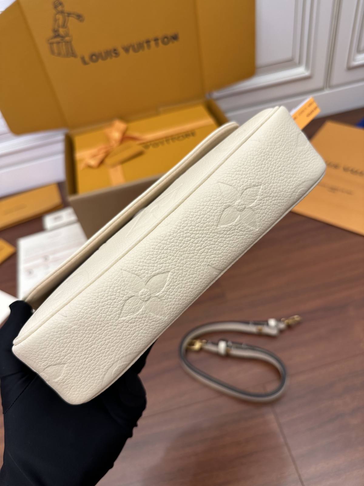 Ellebag Factory’s Masterful Replication of Louis Vuitton WALLET ON CHAIN IVY Handbag (M82210) – Black-အရည်အသွေးအကောင်းဆုံးအတု Louis Vuitton Bag အွန်လိုင်းစတိုး၊ ပုံစံတူဒီဇိုင်နာအိတ် ru