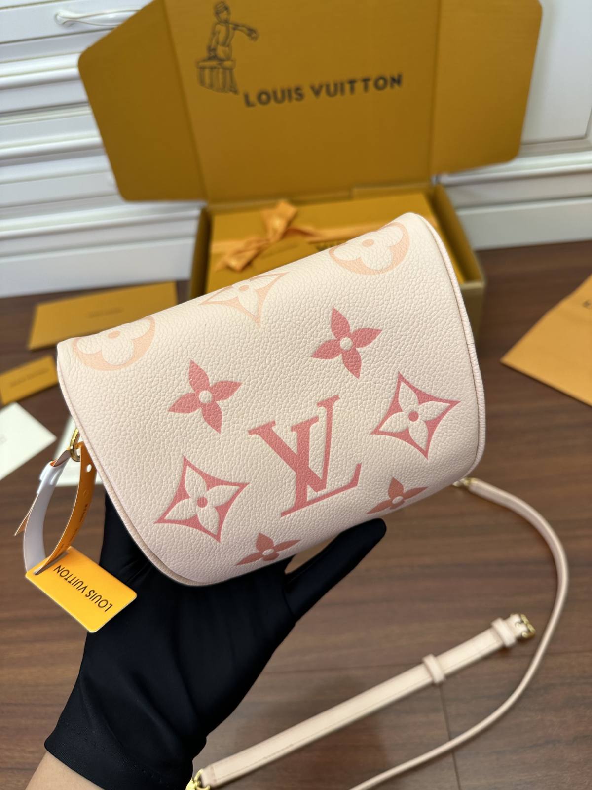 Ellebag Factory Replication Expertise: Louis Vuitton MINI BUMBAG Handbag (M82347) – Pink Gradient Series-Meilleure qualité de faux sac Louis Vuitton en ligne, réplique de sac de créateur ru