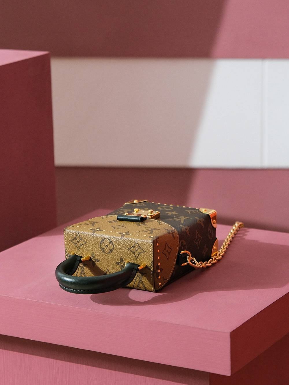 Ellebag Factory’s Exquisite Replication of Louis Vuitton CAMERA BOX M82465-En İyi Kalite Sahte Louis Vuitton Çanta Online Mağazası, Çoğaltma tasarımcı çanta ru