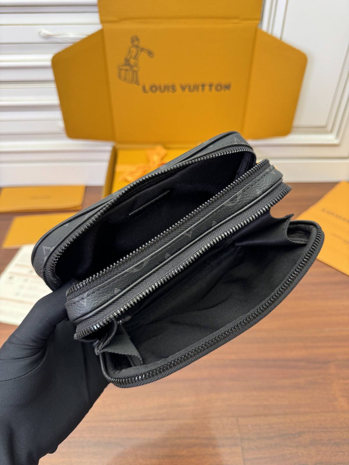 Ellebag factory’s replication techniques and features for the Louis Vuitton Neo Alpha Handbag (M82542)-Ti o dara ju Didara iro Louis Vuitton apo Online itaja, Ajọra onise apo ru