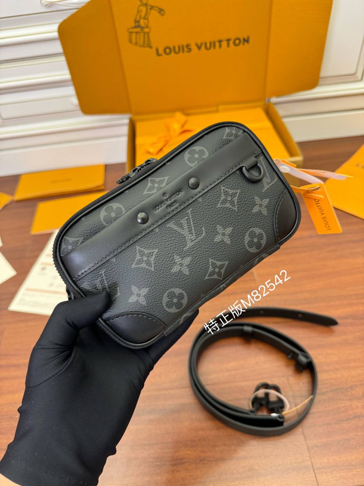 Ellebag factory’s replication techniques and features for the Louis Vuitton Neo Alpha Handbag (M82542)-အရည်အသွေးအကောင်းဆုံးအတု Louis Vuitton Bag အွန်လိုင်းစတိုး၊ ပုံစံတူဒီဇိုင်နာအိတ် ru