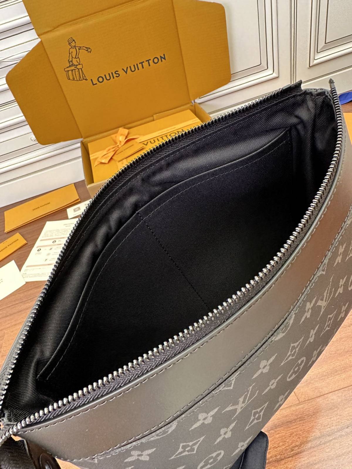 Ellebag Factory’s Mastery in Replicating Louis Vuitton POCHETTE VOYAGE SOUPLE Clutch (M82543)-Tulaga sili ona lelei Fake Louis Vuitton Bag Faleoloa i luga ole laiga, Replica designer bag ru