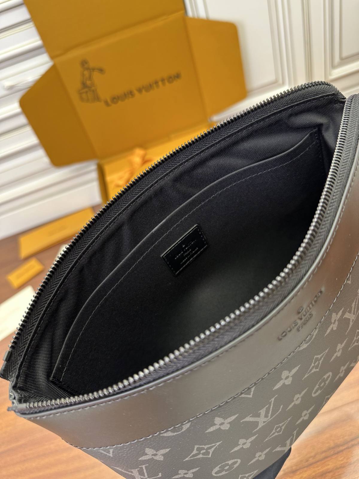 Ellebag Factory’s Mastery in Replicating Louis Vuitton POCHETTE VOYAGE SOUPLE Clutch (M82543)-Labākās kvalitātes viltotās Louis Vuitton somas tiešsaistes veikals, dizaineru somas kopija ru